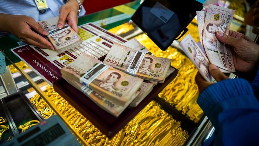 Warga membeli emas di Pecinan Bangkok, Thailand, Kamis (9/10/2025). (REUTERS/Athit Perawongmetha)