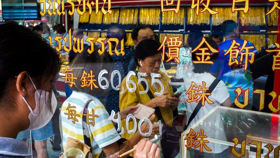 Warga membeli emas di Pecinan Bangkok, Thailand, Kamis (9/10/2025). (REUTERS/Athit Perawongmetha)