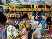 Harga Emas Tembus Rekor, Warga Negara Tetangga RI Serbu Toko Emas