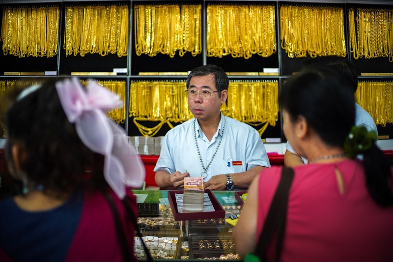 Warga membeli emas di Pecinan Bangkok, Thailand, Kamis (9/10/2025). (REUTERS/Athit Perawongmetha) Warga membeli emas di Pecinan Bangkok, Thailand, Kamis (9/10/2025). (REUTERS/Athit Perawongmetha)