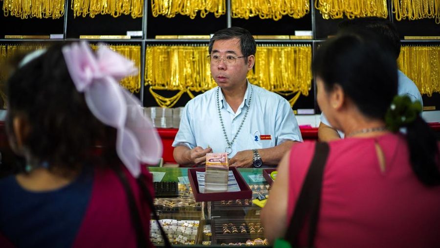 Warga membeli emas di Pecinan Bangkok, Thailand, Kamis (9/10/2025). (REUTERS/Athit Perawongmetha)
