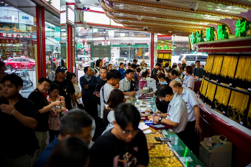 Warga membeli emas di Pecinan Bangkok, Thailand, Kamis (9/10/2025). (REUTERS/Athit Perawongmetha) Warga membeli emas di Pecinan Bangkok, Thailand, Kamis (9/10/2025). (REUTERS/Athit Perawongmetha)