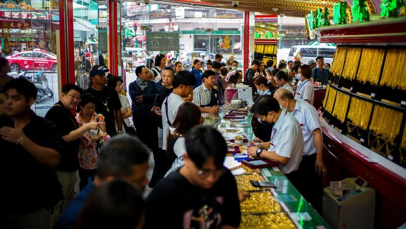 Warga membeli emas di Pecinan Bangkok, Thailand, Kamis (9/10/2025). (REUTERS/Athit Perawongmetha)