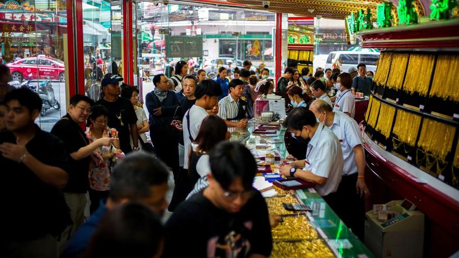 Warga membeli emas di Pecinan Bangkok, Thailand, Kamis (9/10/2025). (REUTERS/Athit Perawongmetha) Warga membeli emas di Pecinan Bangkok, Thailand, Kamis (9/10/2025). (REUTERS/Athit Perawongmetha)