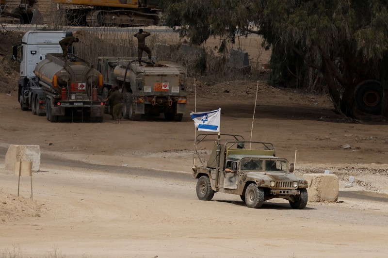 Israel memastikan menarik mundur pasukan militer (IDF) setelah Kabinet Perang Perdana Menteri Benjamin Netanyahu menyetujui gencatan senjata permanen dengan kelompok perlawanan Palestina, Hamas, Jumat (10/10/2025). Israel memastikan menarik mundur pasukan militer (IDF) setelah Kabinet Perang Perdana Menteri Benjamin Netanyahu menyetujui gencatan senjata permanen dengan kelompok perlawanan Palestina, Hamas, Jumat (10/10/2025). (REUTERS/Shir Torem)