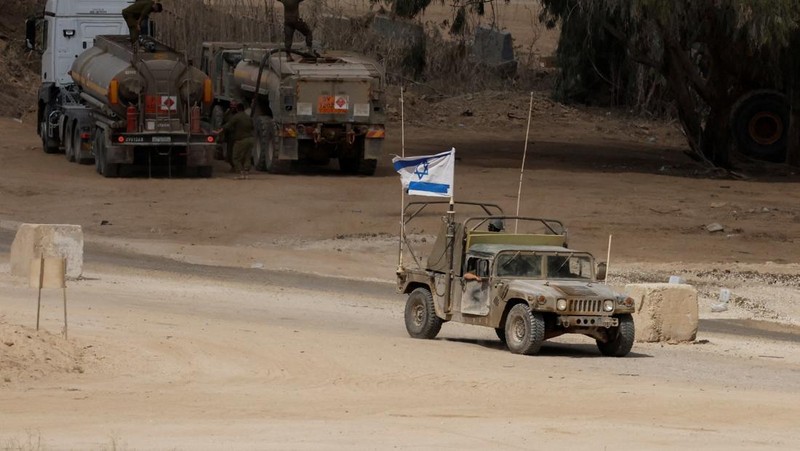 Israel memastikan menarik mundur pasukan militer (IDF) setelah Kabinet Perang Perdana Menteri Benjamin Netanyahu menyetujui gencatan senjata permanen dengan kelompok perlawanan Palestina, Hamas, Jumat (10/10/2025). (REUTERS/Shir Torem)