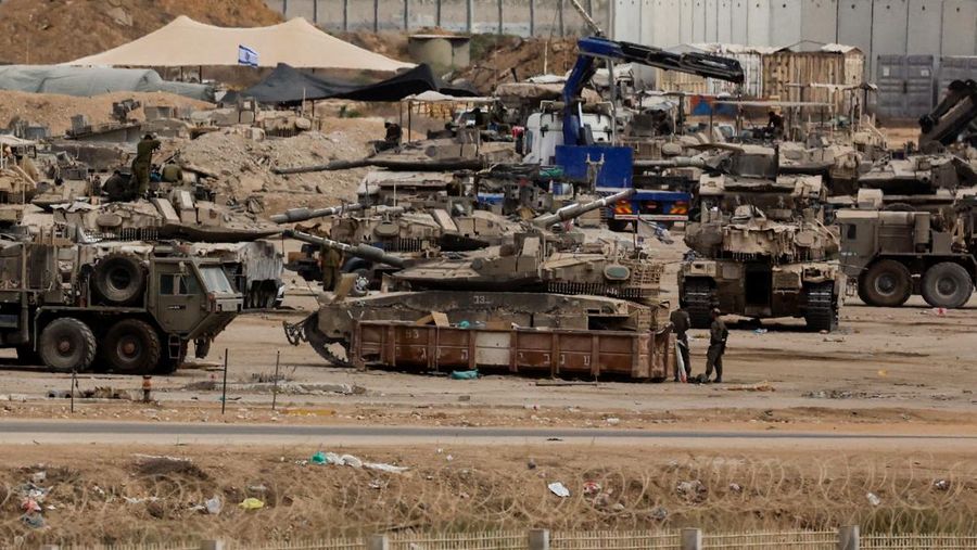 Israel memastikan menarik mundur pasukan militer (IDF) setelah Kabinet Perang Perdana Menteri Benjamin Netanyahu menyetujui gencatan senjata permanen dengan kelompok perlawanan Palestina, Hamas, Jumat (10/10/2025). (REUTERS/Shir Torem)