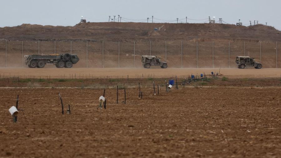 Israel memastikan menarik mundur pasukan militer (IDF) setelah Kabinet Perang Perdana Menteri Benjamin Netanyahu menyetujui gencatan senjata permanen dengan kelompok perlawanan Palestina, Hamas, Jumat (10/10/2025). (REUTERS/Shir Torem)