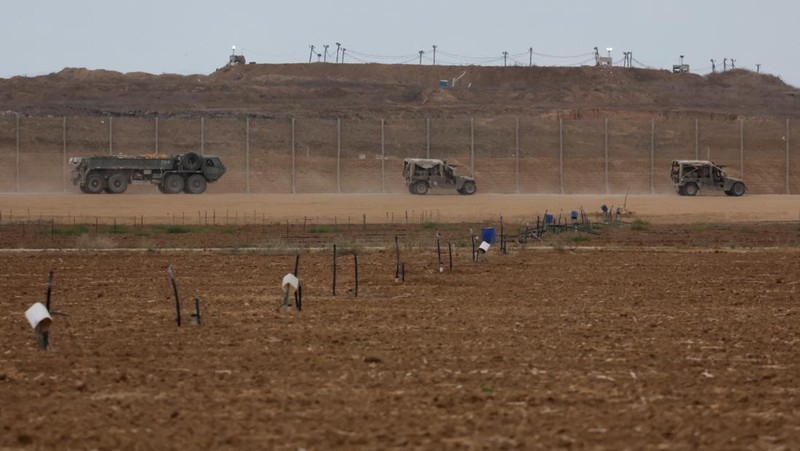 Israel memastikan menarik mundur pasukan militer (IDF) setelah Kabinet Perang Perdana Menteri Benjamin Netanyahu menyetujui gencatan senjata permanen dengan kelompok perlawanan Palestina, Hamas, Jumat (10/10/2025). (REUTERS/Shir Torem)