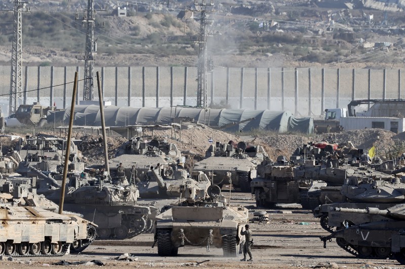 Israel memastikan menarik mundur pasukan militer (IDF) setelah Kabinet Perang Perdana Menteri Benjamin Netanyahu menyetujui gencatan senjata permanen dengan kelompok perlawanan Palestina, Hamas, Jumat (10/10/2025). Israel memastikan menarik mundur pasukan militer (IDF) setelah Kabinet Perang Perdana Menteri Benjamin Netanyahu menyetujui gencatan senjata permanen dengan kelompok perlawanan Palestina, Hamas, Jumat (10/10/2025). (REUTERS/Shir Torem)