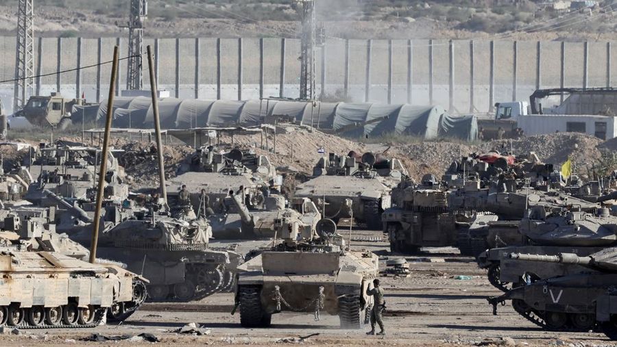 Israel memastikan menarik mundur pasukan militer (IDF) setelah Kabinet Perang Perdana Menteri Benjamin Netanyahu menyetujui gencatan senjata permanen dengan kelompok perlawanan Palestina, Hamas, Jumat (10/10/2025). (REUTERS/Shir Torem)
