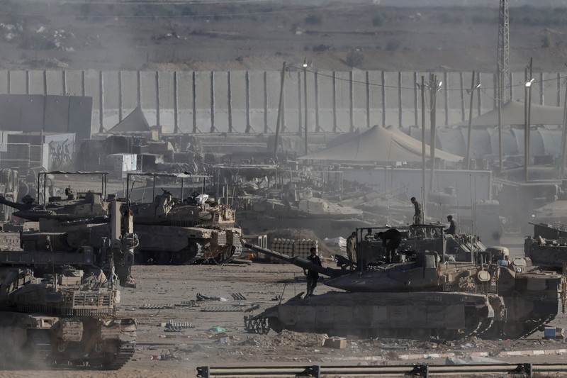 Israel memastikan menarik mundur pasukan militer (IDF) setelah Kabinet Perang Perdana Menteri Benjamin Netanyahu menyetujui gencatan senjata permanen dengan kelompok perlawanan Palestina, Hamas, Jumat (10/10/2025). Israel memastikan menarik mundur pasukan militer (IDF) setelah Kabinet Perang Perdana Menteri Benjamin Netanyahu menyetujui gencatan senjata permanen dengan kelompok perlawanan Palestina, Hamas, Jumat (10/10/2025). (REUTERS/Shir Torem)