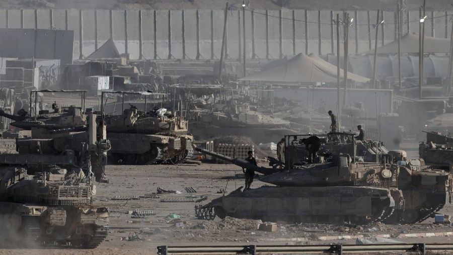 Israel memastikan menarik mundur pasukan militer (IDF) setelah Kabinet Perang Perdana Menteri Benjamin Netanyahu menyetujui gencatan senjata permanen dengan kelompok perlawanan Palestina, Hamas, Jumat (10/10/2025). (REUTERS/Shir Torem)