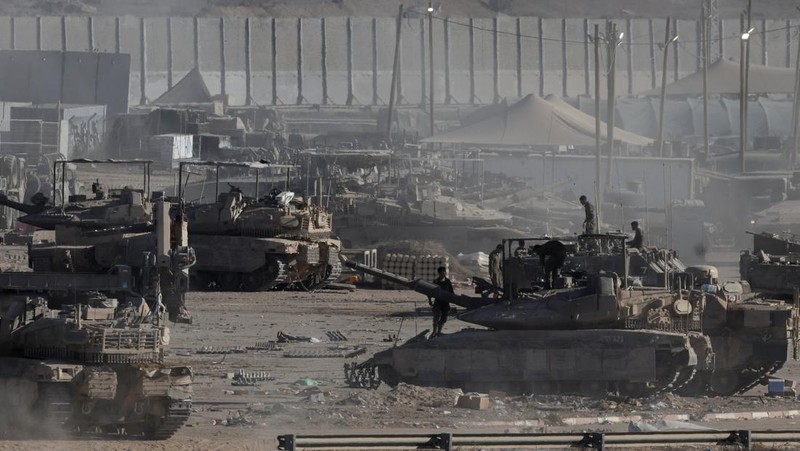 Israel memastikan menarik mundur pasukan militer (IDF) setelah Kabinet Perang Perdana Menteri Benjamin Netanyahu menyetujui gencatan senjata permanen dengan kelompok perlawanan Palestina, Hamas, Jumat (10/10/2025). (REUTERS/Shir Torem)