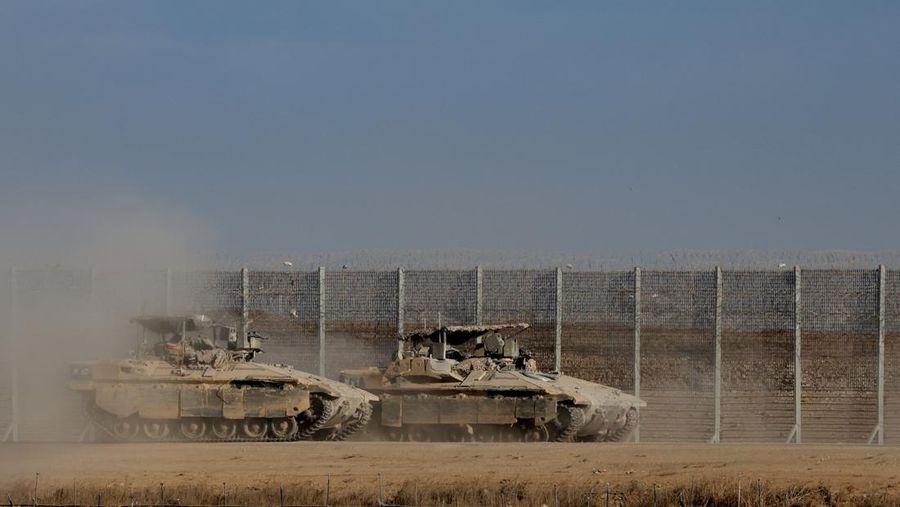Israel memastikan menarik mundur pasukan militer (IDF) setelah Kabinet Perang Perdana Menteri Benjamin Netanyahu menyetujui gencatan senjata permanen dengan kelompok perlawanan Palestina, Hamas, Jumat (10/10/2025). (REUTERS/Shir Torem)