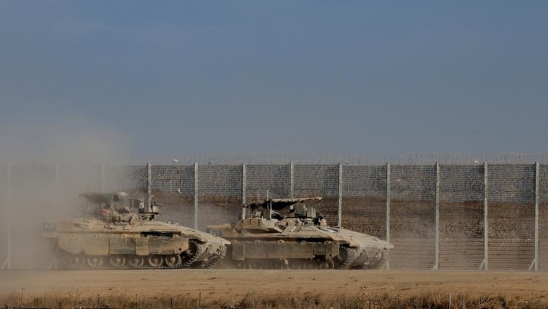 Israel memastikan menarik mundur pasukan militer (IDF) setelah Kabinet Perang Perdana Menteri Benjamin Netanyahu menyetujui gencatan senjata permanen dengan kelompok perlawanan Palestina, Hamas, Jumat (10/10/2025). (REUTERS/Shir Torem)