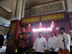 1 Malam Langsung Jadi, Menkum Serahkan SK Kepengurusan PSI 2025-2030
