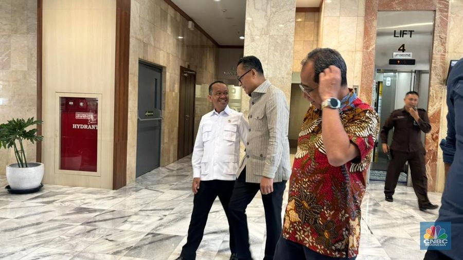 Menteri ESDM Bahlil Lahadalia dan Kepala Badan Pengaturan (BP) Badan Usaha Milik Negara (BUMN) Dony Oskaria rapat dengan Menteri Keuangan Purbaya Yudhi Sadewa di Kantor Pusat DJP, Jakarta. (CNBC Indonesia/Zahwa Madjid)