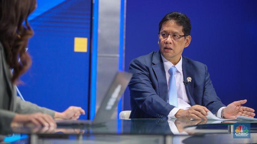 Menteri Keuangan Republik Indonesia, Purbaya Yudhi Sadewa menyampaikan pemaparan dalam program Squawk Box CNBC Indonesia di Jakarta, Jumat (10/10/2025). (CNBC Indonesia/Faisal Rahman)
