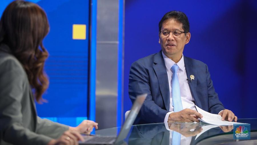 Menteri Keuangan Republik Indonesia, Purbaya Yudhi Sadewa menyampaikan pemaparan dalam program Squawk Box CNBC Indonesia di Jakarta, Jumat (10/10/2025). (CNBC Indonesia/Faisal Rahman)