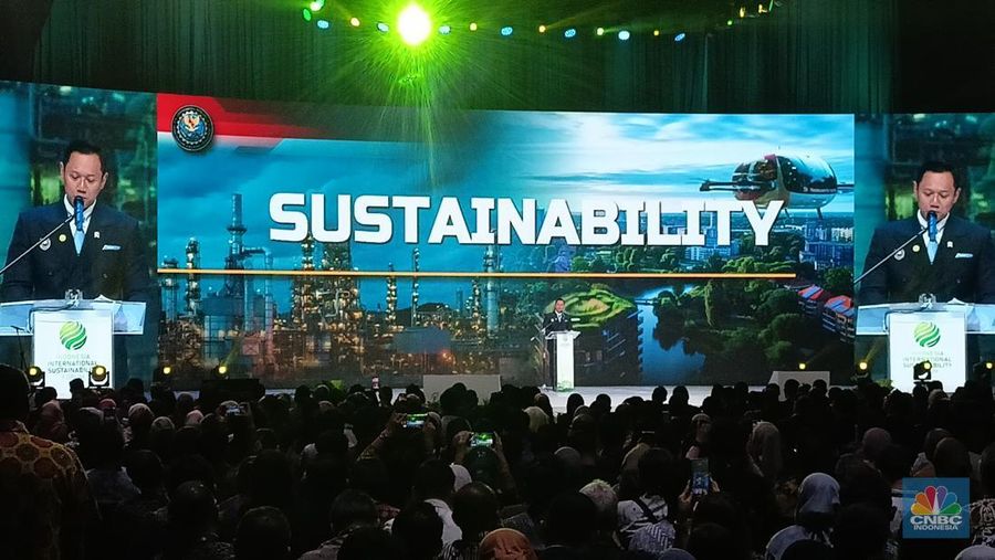 Menteri Koordinator Bidang Pembangunan dan Infrastruktur, Agus Harimurti Yudhoyono (AHY) dalam acara Indonesia International Sustainably Forum (ISF) di Jakarta, Jumat (10/10/2025). (CNBC Indonesia/Ferry Sandi)