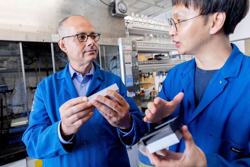NOBEL-PRIZE/CHEMISTRY UC Berkeley chemistry professor Omar Yaghi poses in his lab at the University of California, Berkeley in Berkeley, California, U.S., in an undated photograph. Yaghi won the 2025 Nobel Prize in Chemistry, alongside Richard Robson of the University of Melbourne and Susumu Kitagawa of Kyoto University, on October 8, 2025. Brittany Hosea-Small/UC Berkeley/Handout via REUTERS. NO RESALES. NO ARCHIVES. THIS IMAGE HAS BEEN SUPPLIED BY A THIRD PARTY