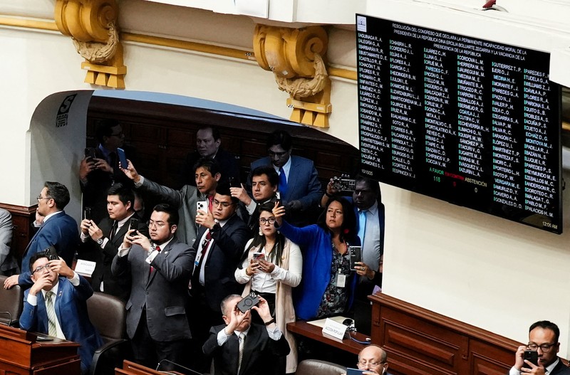 PERU-POLITICS/BOLUARTE People react after Peru’s Congress voted unanimously to remove President Dina Boluarte from office, in Lima, Peru October 9, 2025. REUTERS/Gerardo Marin