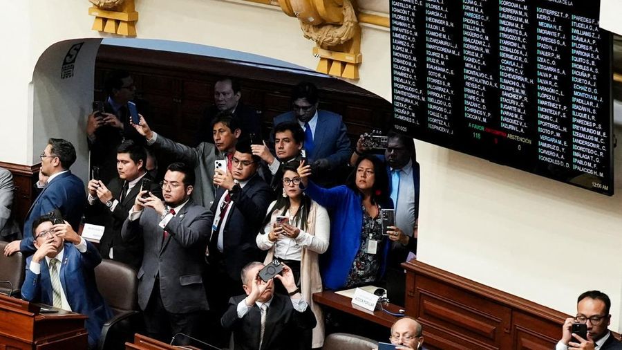 PERU-POLITICS/BOLUARTE People react after Peru’s Congress voted unanimously to remove President Dina Boluarte from office, in Lima, Peru October 9, 2025. REUTERS/Gerardo Marin