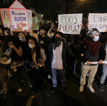 Potret Negeri Memanas, Presiden Akhirnya Dimakzulkan