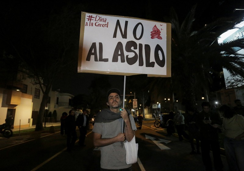 PERU-POLITICS/BOLUARTE People react after Peru’s Congress voted unanimously to remove President Dina Boluarte from office, in Lima, Peru October 9, 2025. REUTERS/Gerardo Marin