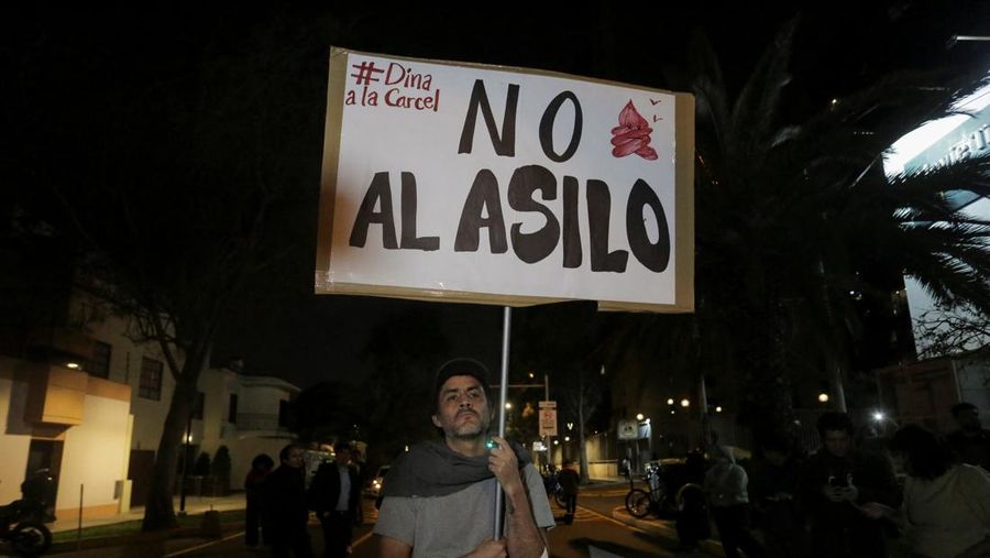 PERU-POLITICS/BOLUARTE People react after Peru’s Congress voted unanimously to remove President Dina Boluarte from office, in Lima, Peru October 9, 2025. REUTERS/Gerardo Marin