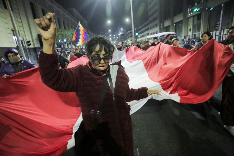 PERU-POLITICS/BOLUARTE People react after Peru’s Congress voted unanimously to remove President Dina Boluarte from office, in Lima, Peru October 9, 2025. REUTERS/Gerardo Marin