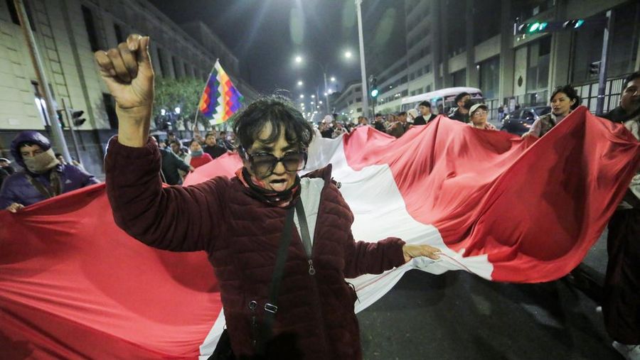 PERU-POLITICS/BOLUARTE People react after Peru’s Congress voted unanimously to remove President Dina Boluarte from office, in Lima, Peru October 9, 2025. REUTERS/Gerardo Marin