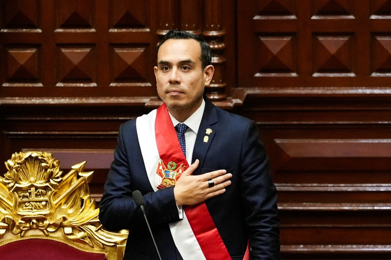 PERU-POLITICS/BOLUARTE People react after Peru’s Congress voted unanimously to remove President Dina Boluarte from office, in Lima, Peru October 9, 2025. REUTERS/Gerardo Marin