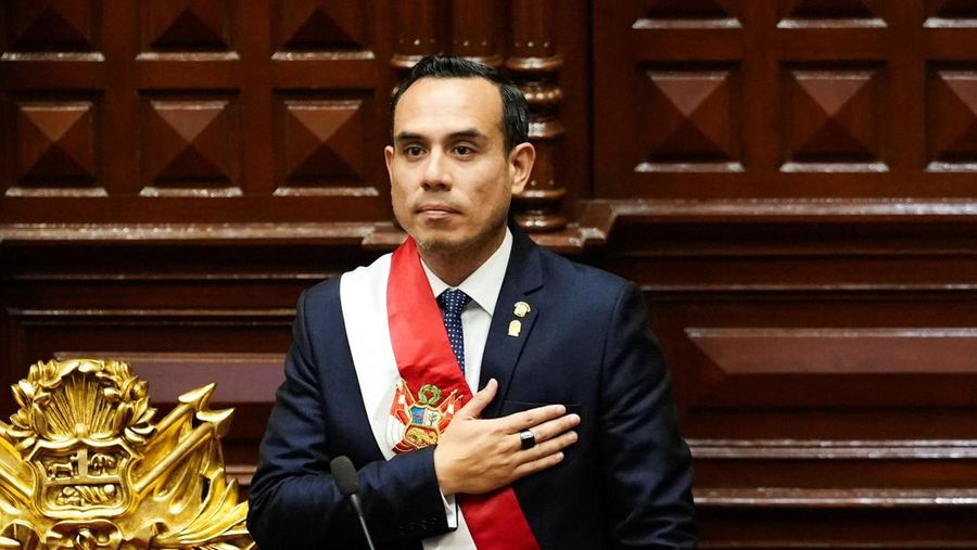 Presiden baru Peru, Jose Jeri, mengenakan selempang kepresidenan saat upacara pelantikan, setelah Kongres memutuskan untuk memberhentikan mantan Presiden Dina Boluarte, di Lima, 10 Oktober 2025. (REUTERS/Angela Ponce)