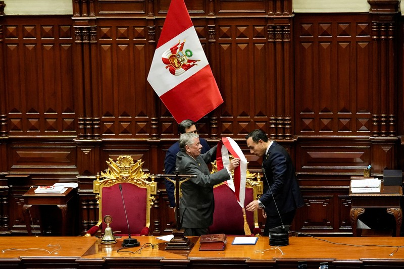 PERU-POLITICS/BOLUARTE People react after Peru’s Congress voted unanimously to remove President Dina Boluarte from office, in Lima, Peru October 9, 2025. REUTERS/Gerardo Marin