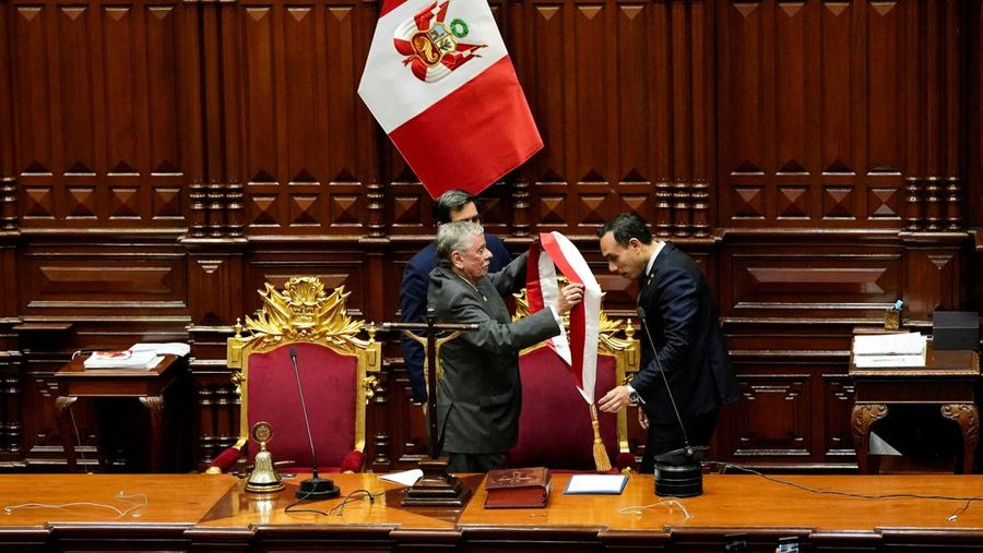 PERU-POLITICS/BOLUARTE People react after Peru’s Congress voted unanimously to remove President Dina Boluarte from office, in Lima, Peru October 9, 2025. REUTERS/Gerardo Marin