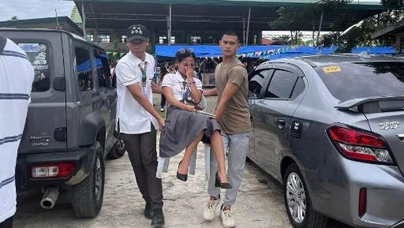 Para karyawan sebuah pusat perbelanjaan berkumpul di luar gedung di Kota Davao, di pulau selatan Mindanao, pada 10 Oktober 2025, setelah gempa berkekuatan 7,4 skala Richter melanda Filipina selatan.(Photo by Bobbie ALOTA / AFP)