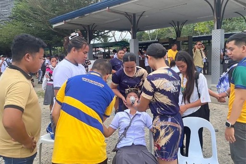 Para karyawan sebuah pusat perbelanjaan berkumpul di luar gedung di Kota Davao, di pulau selatan Mindanao, pada 10 Oktober 2025, setelah gempa berkekuatan 7,4 skala Richter melanda Filipina selatan.(Photo by Bobbie ALOTA / AFP)