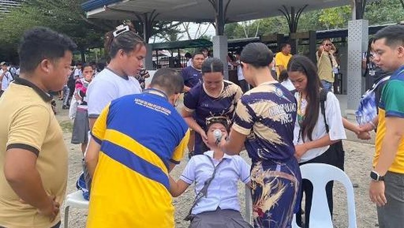 Para karyawan sebuah pusat perbelanjaan berkumpul di luar gedung di Kota Davao, di pulau selatan Mindanao, pada 10 Oktober 2025, setelah gempa berkekuatan 7,4 skala Richter melanda Filipina selatan.(Photo by Bobbie ALOTA / AFP)