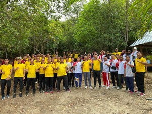 Kenalkan Wisata Alam Bukit Kukus, Polres Bangka Barat Hiking Bareng Warga