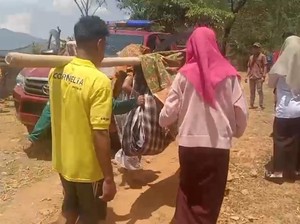 Wanita Mau Melahirkan di Maros Ditandu 7 Km ke Puskesmas gegara Jalan Rusak