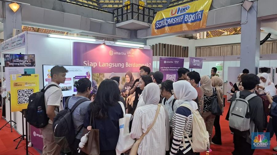 Suasana gelaran lowongan kerja (job fair) yang digelar oleh Universitas Indonesia (UI) yakni UI Career Expo 2025, Jumat (10/10/2025). (CNBC Indonesia/Chandra Dwi Pranata )