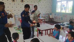 Petugas Damkar di Lampung Diminta untuk Beri Kejutan Ulang Tahun