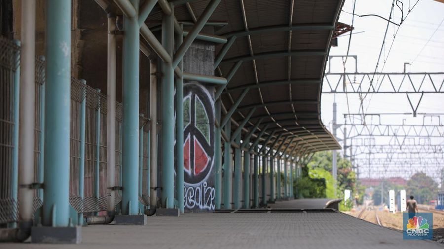 Warga berjalan melintas di dekat proyek Stasiun Jakarta International Stadium (JIS) di kawasan Tanjung Priok, Jakarta, Jumat (10/10/2025). Warga berjalan melintas di dekat proyek Stasiun Jakarta International Stadium (JIS) di kawasan Tanjung Priok, Jakarta, Jumat (10/10/2025). (CNBC Indonesia/Faisal Rahman)