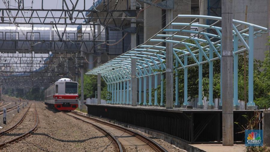 Warga berjalan melintas di dekat proyek Stasiun Jakarta International Stadium (JIS) di kawasan Tanjung Priok, Jakarta, Jumat (10/10/2025). (CNBC Indonesia/Faisal Rahman)
