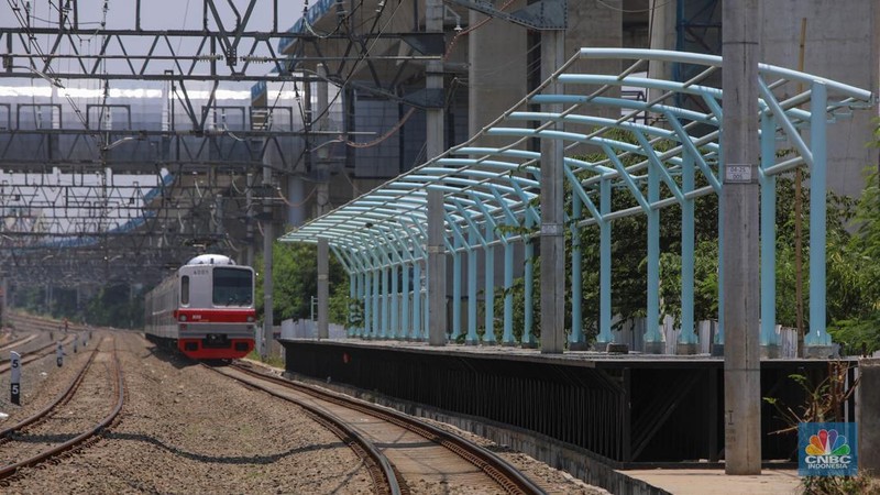 Warga berjalan melintas di dekat proyek Stasiun Jakarta International Stadium (JIS) di kawasan Tanjung Priok, Jakarta, Jumat (10/10/2025). (CNBC Indonesia/Faisal Rahman)