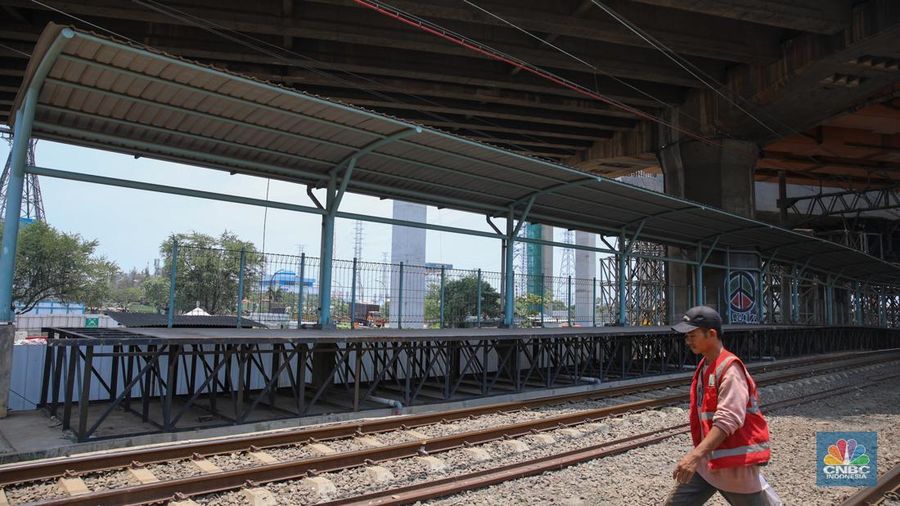 Warga berjalan melintas di dekat proyek Stasiun Jakarta International Stadium (JIS) di kawasan Tanjung Priok, Jakarta, Jumat (10/10/2025). (CNBC Indonesia/Faisal Rahman)