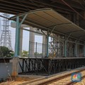 Warga berjalan melintas di dekat proyek Stasiun Jakarta International Stadium (JIS) di kawasan Tanjung Priok, Jakarta, Jumat (10/10/2025). (CNBC Indonesia/Faisal Rahman)