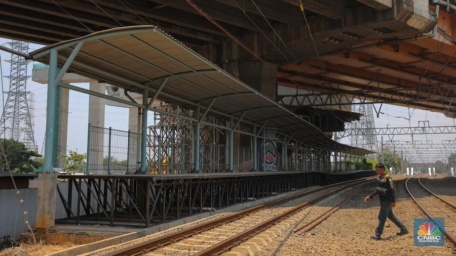 Warga berjalan melintas di dekat proyek Stasiun Jakarta International Stadium (JIS) di kawasan Tanjung Priok, Jakarta, Jumat (10/10/2025). Warga berjalan melintas di dekat proyek Stasiun Jakarta International Stadium (JIS) di kawasan Tanjung Priok, Jakarta, Jumat (10/10/2025). (CNBC Indonesia/Faisal Rahman)
